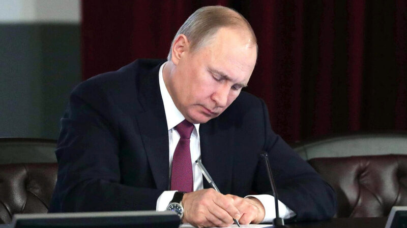 Путін наказав відбирати компанії за зрив держзамовлення під час воєнного стану