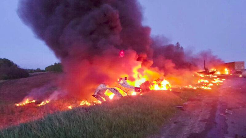 На Сумщині зіткнулися дві вантажівки: водії згоріли у пожежі