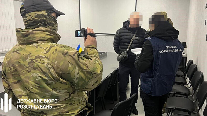 Під суд віддали посадовця колонії, який зливав РФ дані засуджених, які вступили до лав ЗСУ