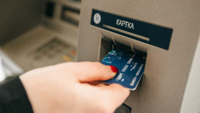Скільки грошей українці знімають в банкоматах в Україні та за кордоном – дані НБУ
