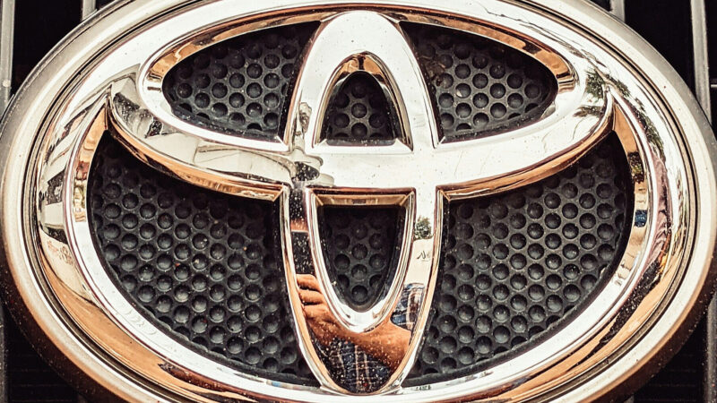 FT: Toyota очікує зменшення прибутку на понад 20% через мита Трампа