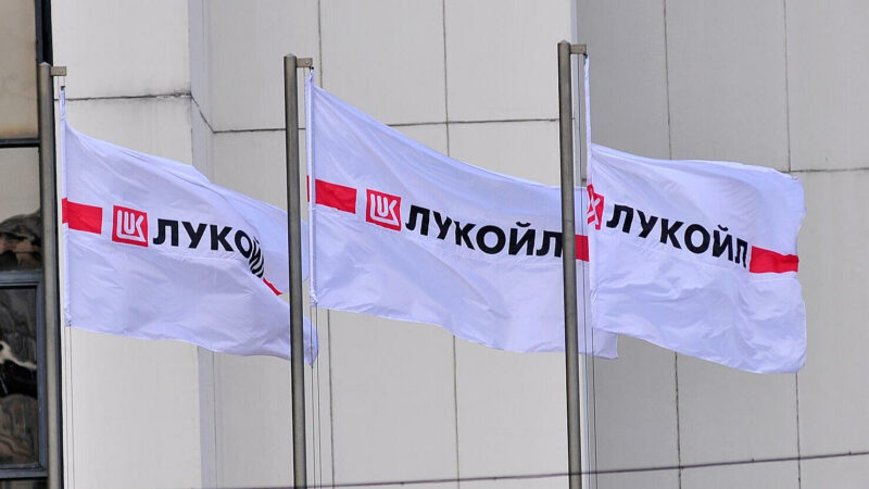 Угорщина намагається “врятувати” компанію-партнера “Лукойла” від санкцій ЄС – журналіст