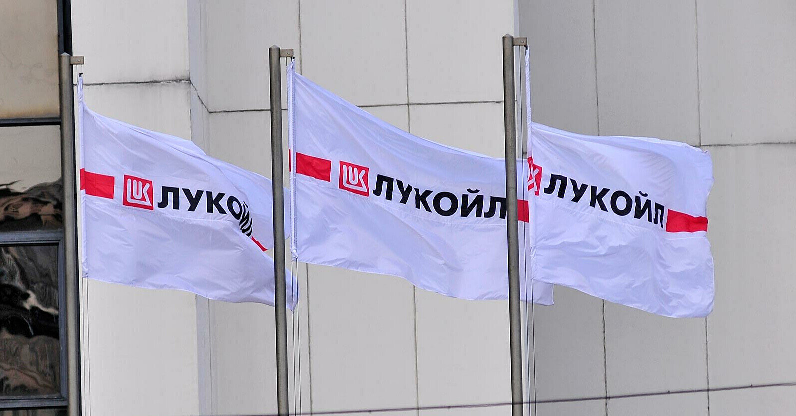 Угорщина намагається “врятувати” компанію-партнера “Лукойла” від санкцій ЄС – журналіст