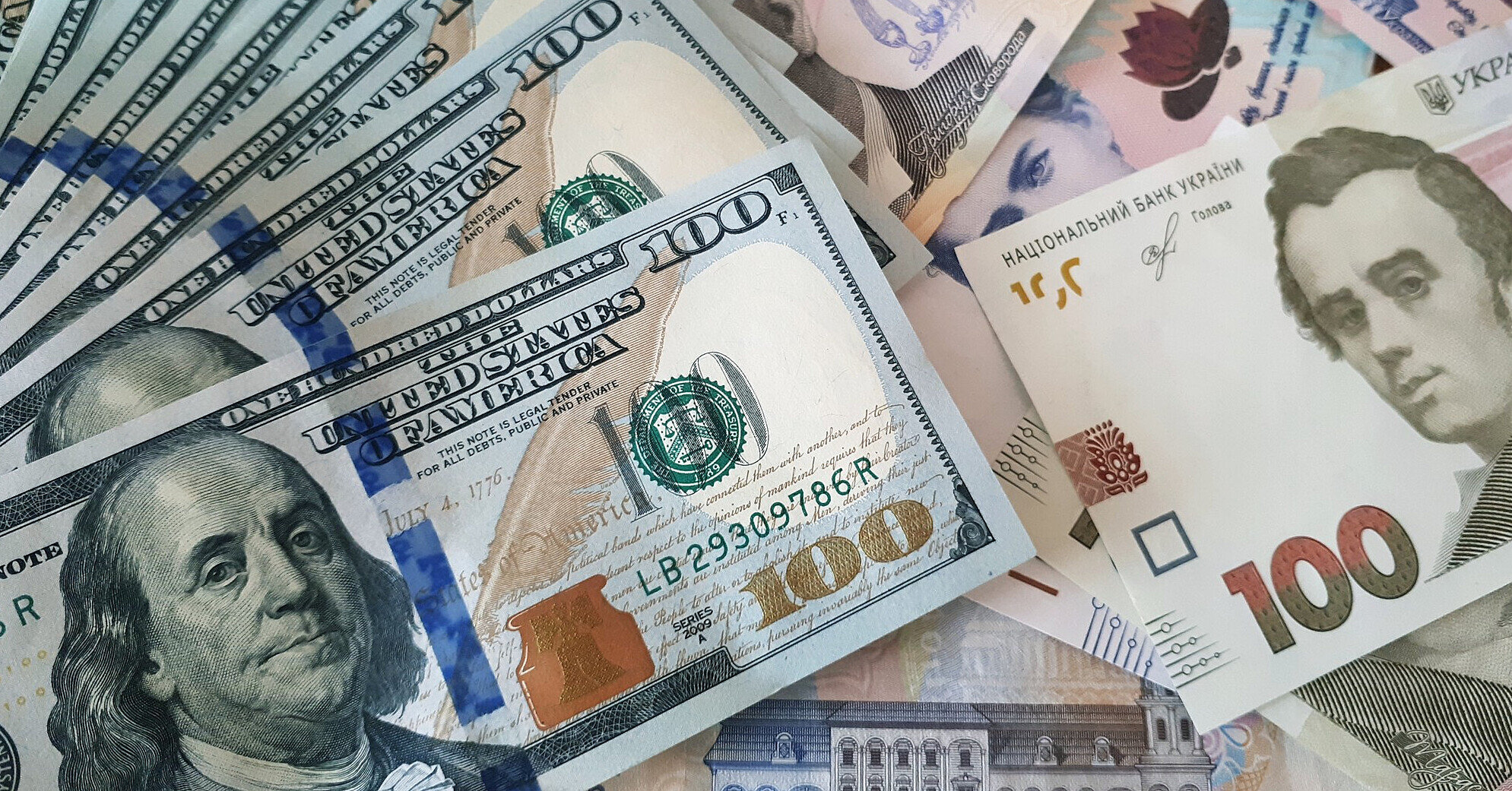 Українці скоротили вклади в гривні та збільшили у валюті – дані НБУ