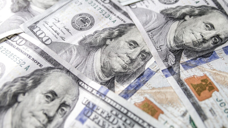 Банки скоротили ввезення готівкової валюти майже втричі – НБУ