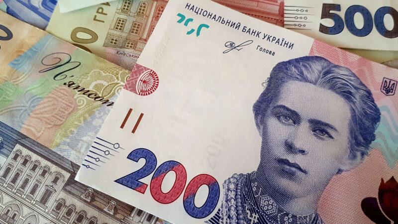 Зарплати в Україні за рік зросли на чверть: кому платять найбільше