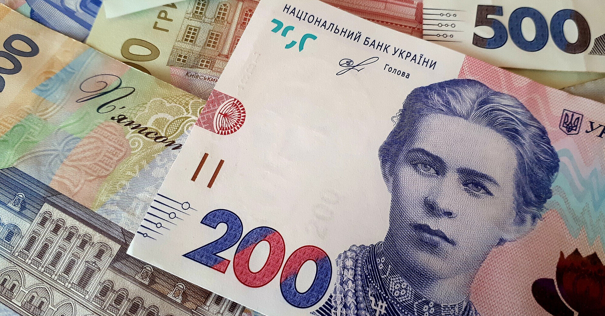 Зарплати в Україні за рік зросли на чверть: кому платять найбільше