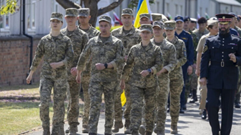 Українські військові приєднаються до ходи з нагоди Дня Перемоги Британії