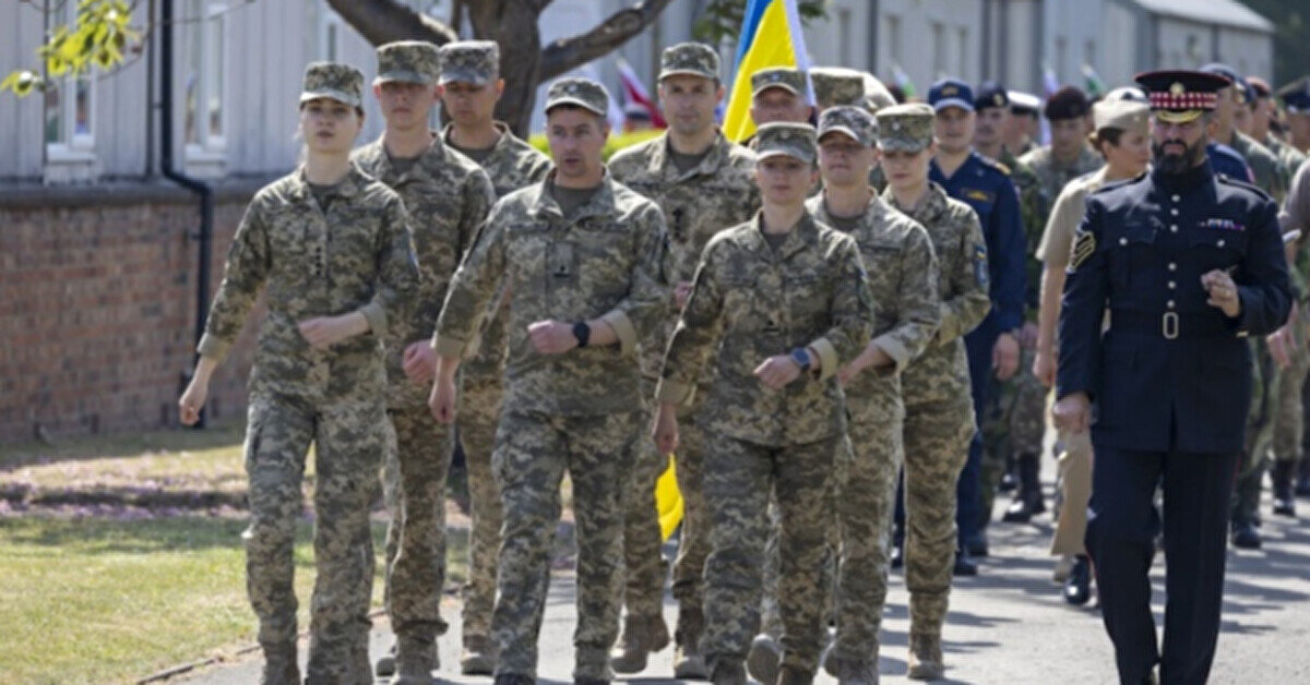 Українські військові приєднаються до ходи з нагоди Дня Перемоги Британії