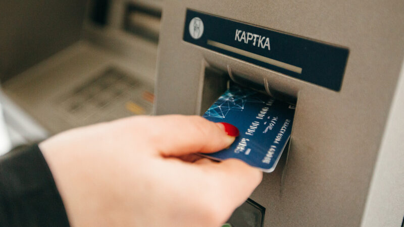 Зарплати чиновників зросли майже на 16%: у яких секторах найбільше платять