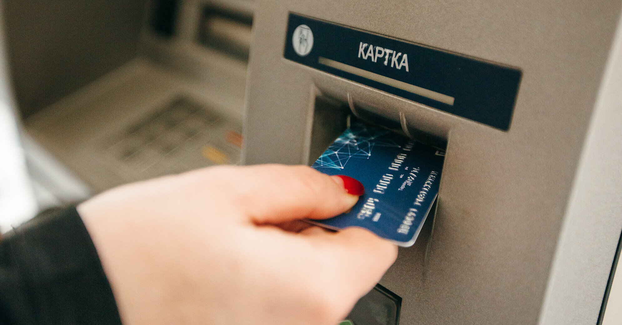 Зарплати чиновників зросли майже на 16%: у яких секторах найбільше платять