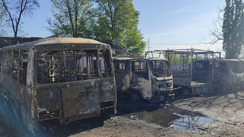 РФ обстріляла базу великої будівельної компанії: згорів транспорт, є поранені