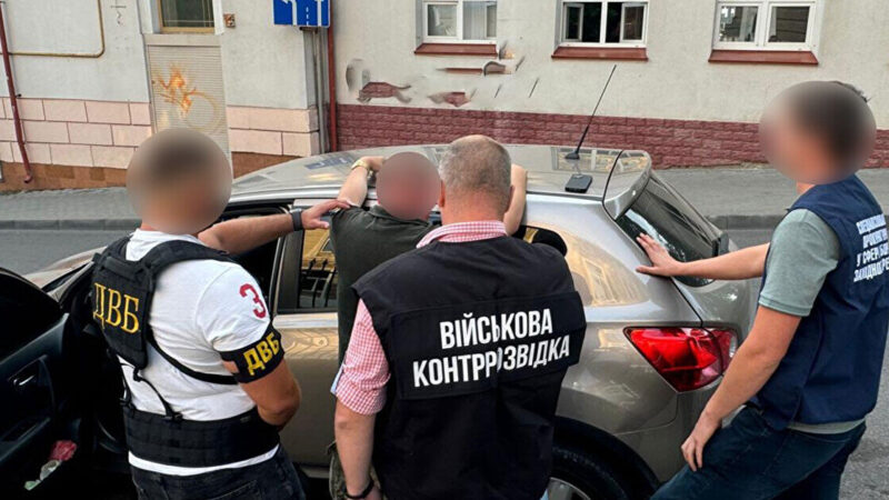 Працівник ТЦК на Тернопільщині вимагав $5 тис за звільнення від військової служби