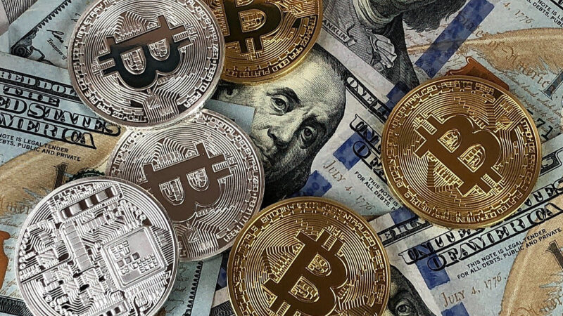 Bitcoin уперше з січня зріс до понад 100 тисяч доларів