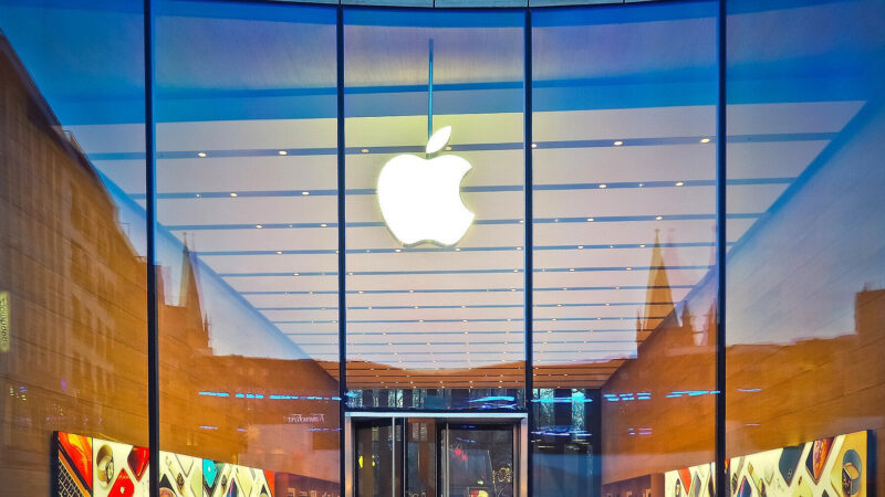 Трамп сказав Тіму Куку, щоб він будував заводи Apple у США, а не в Індії