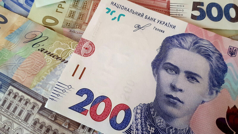 В Україні щомісяця зростають зарплати: де платять найбільше