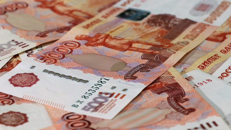 Рубль досяг максимуму за два роки на тлі можливих переговорів з Україною