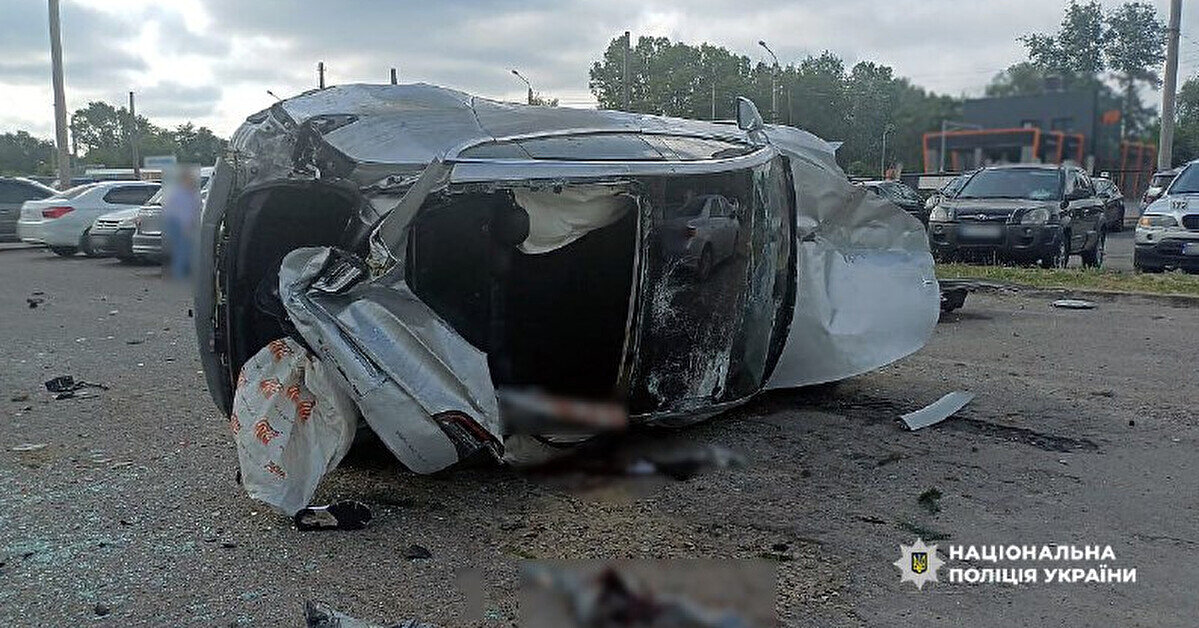 У Полтаві авто влетіло в паркування: постраждали п’ятеро людей, пошкоджено машини