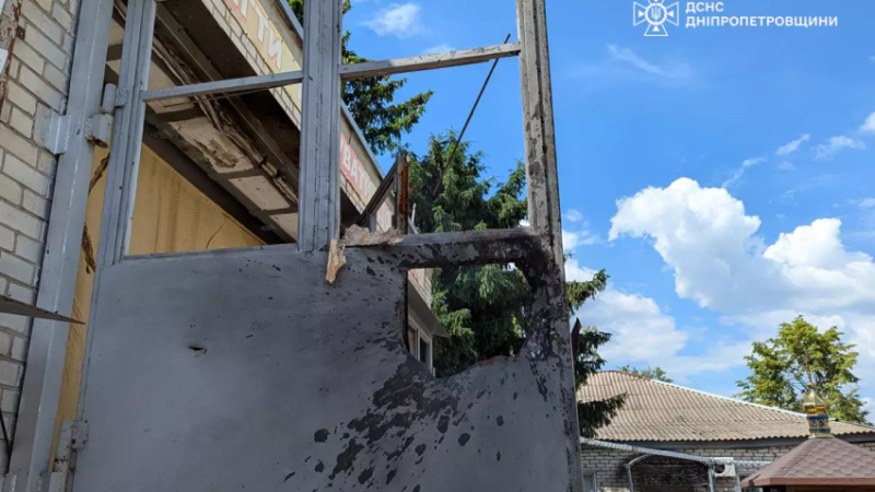 Нікополь: ворог прицільно вдарив по підрозділу ДСНС