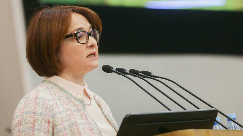 На очільницю центробанку РФ посилили тиск через проблеми в економіці – Bloomberg