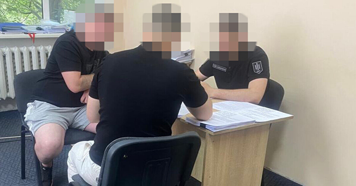 Комбат незаконно виплатив підлеглим майже 1 млн грн “бойових” – ДБР
