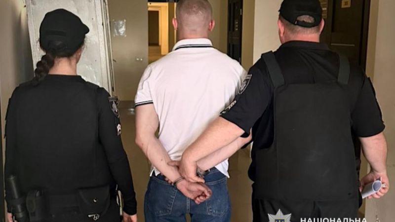 У центрі Дніпра чоловік погрожував гранатою перехожим