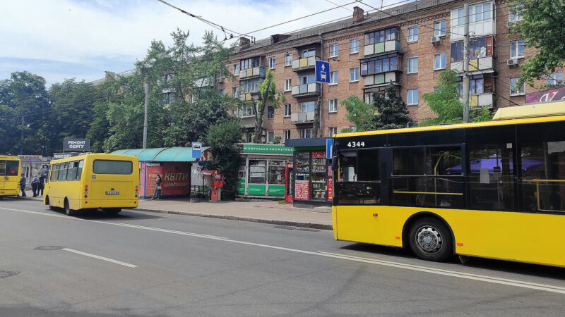 У Києві після обстрілу РФ громадський транспорт курсує зі змінами