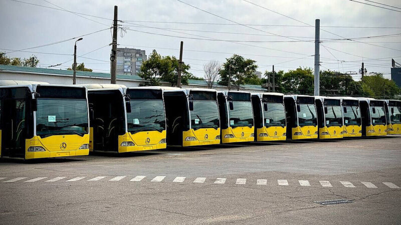 Зеленський підписав закон про використання транспорту, отриманого як гумдопомогу