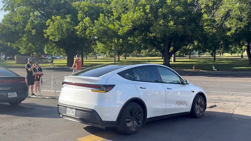 Регулятори занепокоєні необережним водінням роботаксі Tesla
