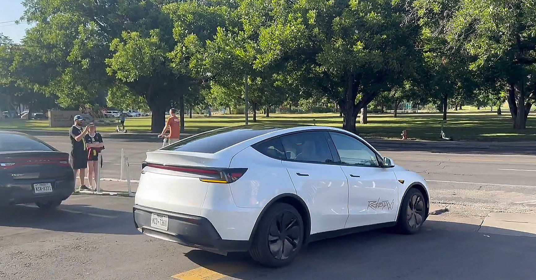 Регулятори занепокоєні необережним водінням роботаксі Tesla
