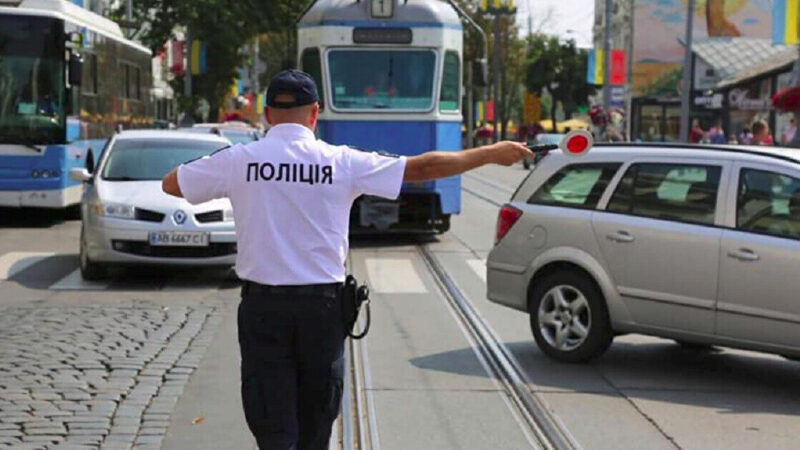 Водіям нагадали про обмеження швидкості у місті та на трасі: скільки можна їхати