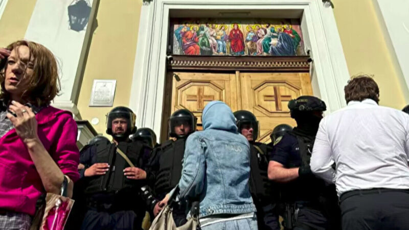 Зіткнення біля собору у Чернівцях: 12 постраждалих, серед них поліцейські
