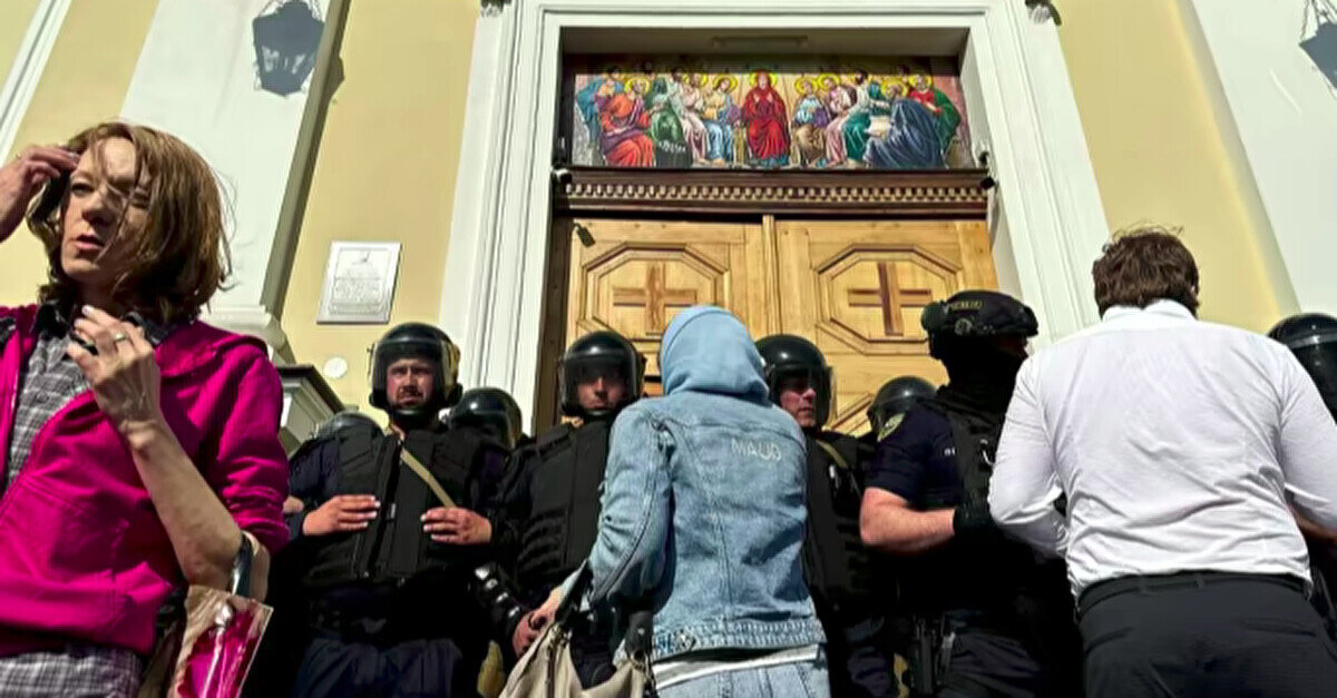 Зіткнення біля собору у Чернівцях: 12 постраждалих, серед них поліцейські