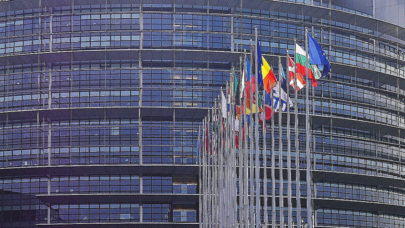Єврокомісія представила план повної зупинки імпорту газу та нафти з РФ