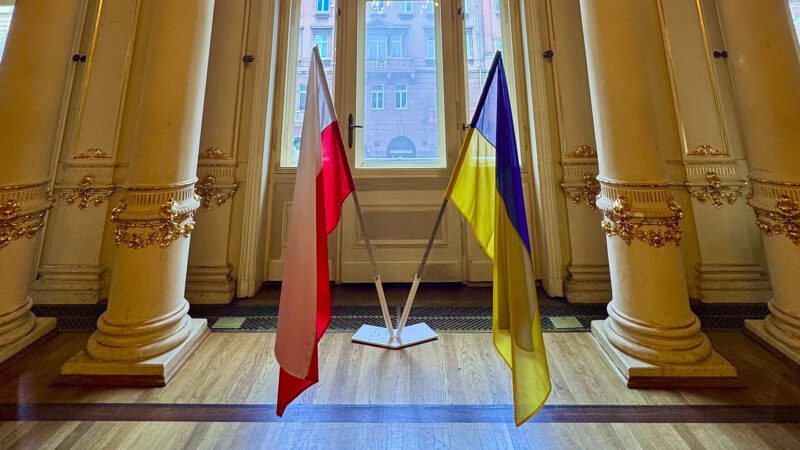 Театр у Польщі змушений зняти прапор України через постійні погрози
