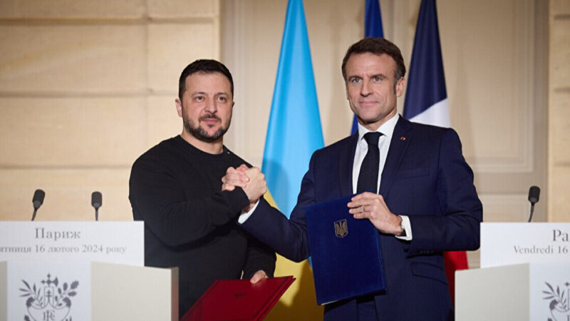 Зеленський на саміті НАТО обговорював з Макроном виробництво дронів Renault в Україні