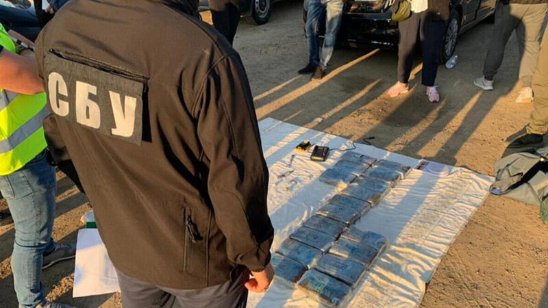 Перевозили кокаїн у бананах: в Україні засудили членів наркобанди “Ндрангета”