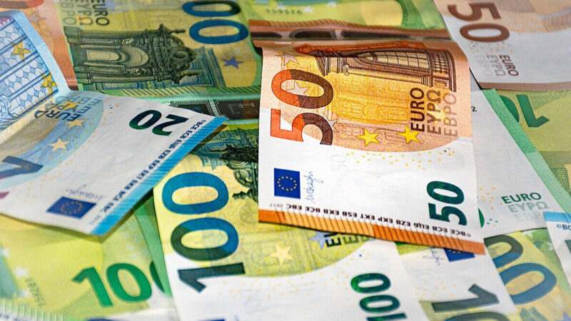 Курс євро знижується: час купувати чи продавати?