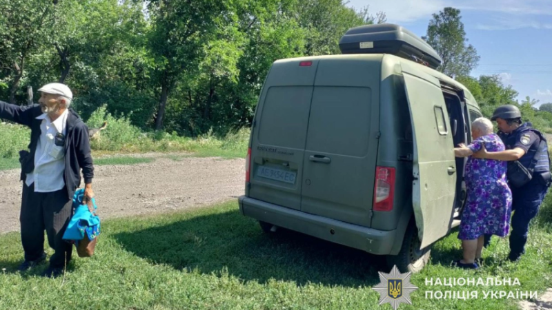 Правоохоронці евакуювали із прифронтового села Синельниківського району двох літніх людей
