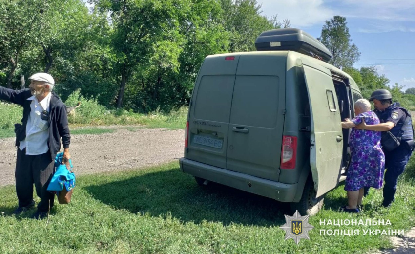 Правоохоронці евакуювали із прифронтового села Синельниківського району двох літніх людей