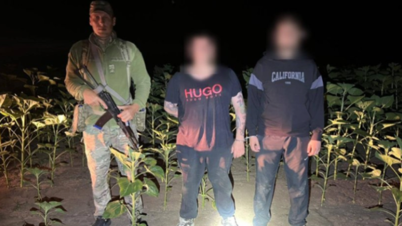 До кордону з мамою: жінка намагалася вивезти з України 24-річного сина з товаришем, один з них – з Дніпропетровщини