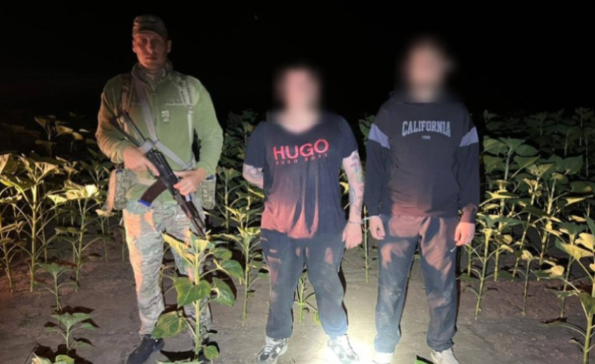 До кордону з мамою: жінка намагалася вивезти з України 24-річного сина з товаришем, один з них – з Дніпропетровщини