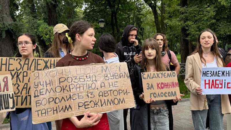 Біля Ради акція протесту за повернення незалежності НАБУ і САП