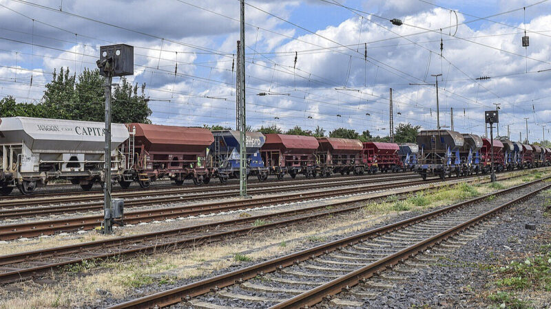 РНБО конфіскує майже 1600 російських вагонів на користь держави