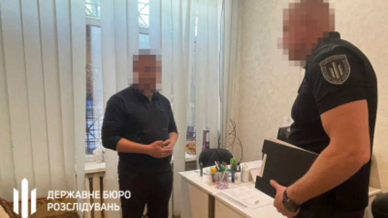 Працівник ТЦК з Дніпра незаконно списав з військового обліку 17 чоловіків: деталі