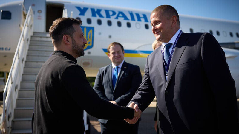 Зеленський чи Залужний: українці відповіли, кому найбільше довіряють