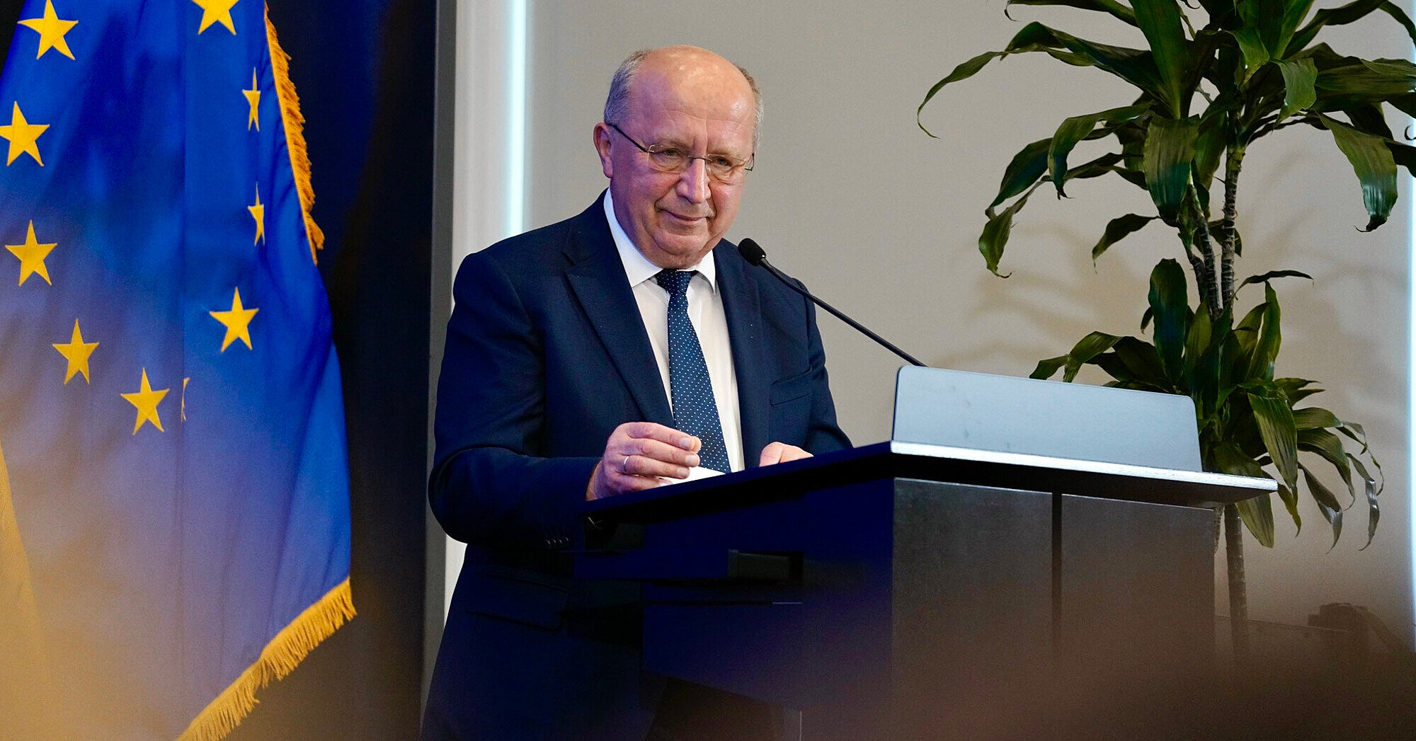 Довіра між народом та владою важливіша за зброю – єврокомісар