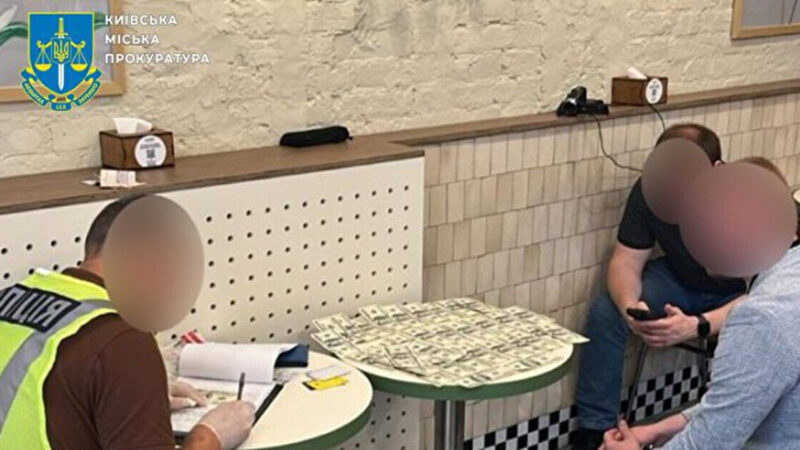 ​Працівник суду пропонував колегам за $5900 вирішити питання з оновленням даних в ТЦК