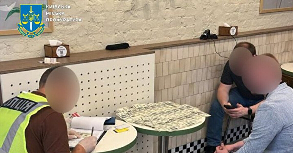 Працівник суду пропонував колегам за $5900 вирішити питання з оновленням даних в ТЦК