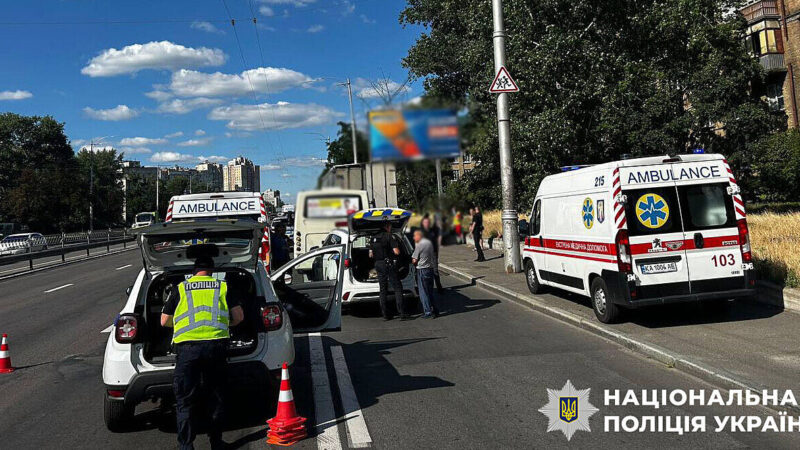 У Києві маршрутка влетіла у вантажівку: постраждали 9 людей